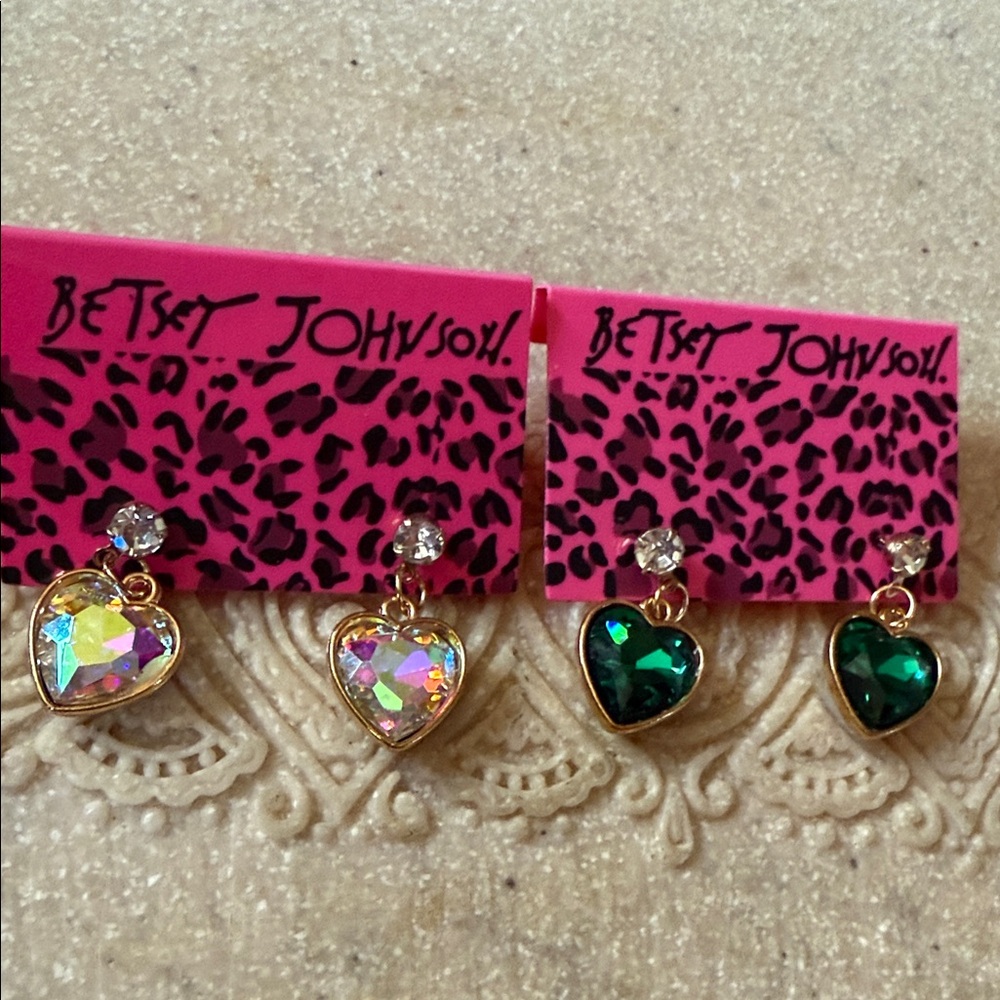NWT retiredBetsey Johnson Multicolor or green faceted Heart Earrings - Picture 1 of 2